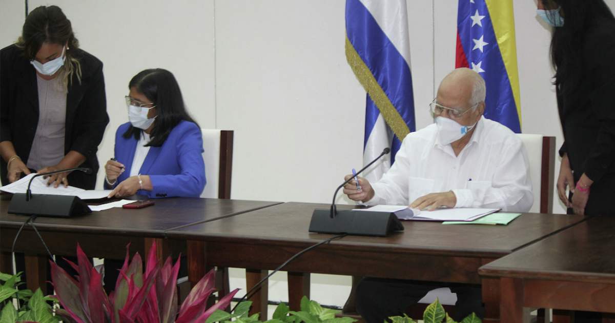 Los funcionarios durante la firma del acuerdo bilateral © ACN