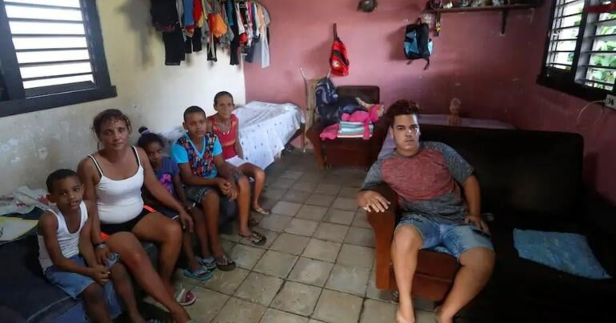 Anyell Valdés con su familia y el activista Adrián Rubio © Facebook / Un techo para los hijos de Aynell