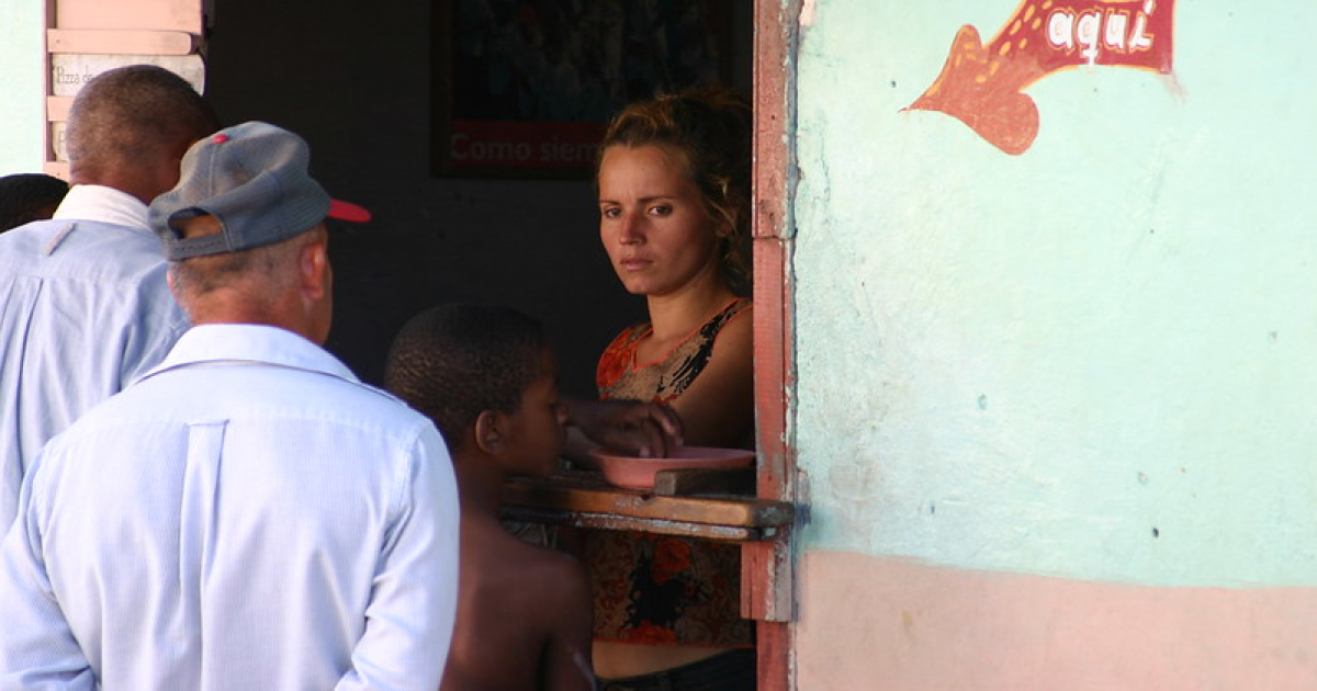 Cubanos frente a una pequeña tienda de gestión privada © CiberCuba