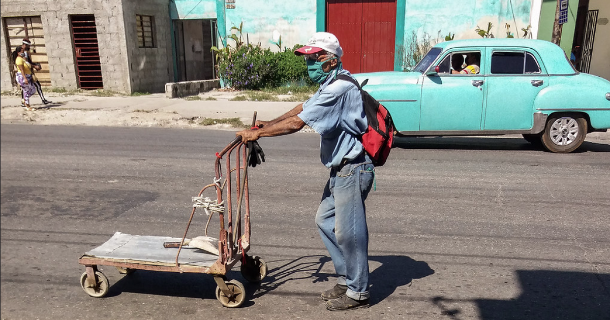 Un carretillero en La Habana © CiberCuba