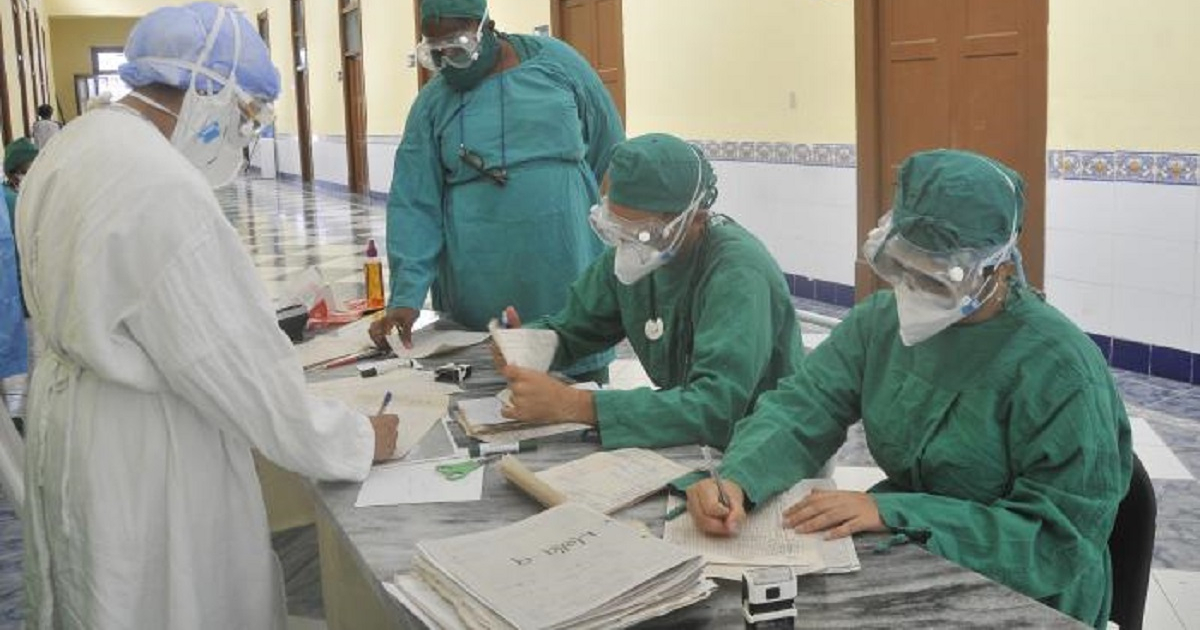 Médicos cubanos © Granma