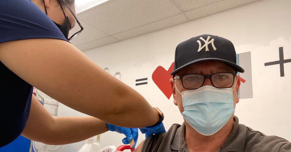 Carlos Otero comparte imagen del momento en el que recibe la vacuna © Facebook Carlos Otero