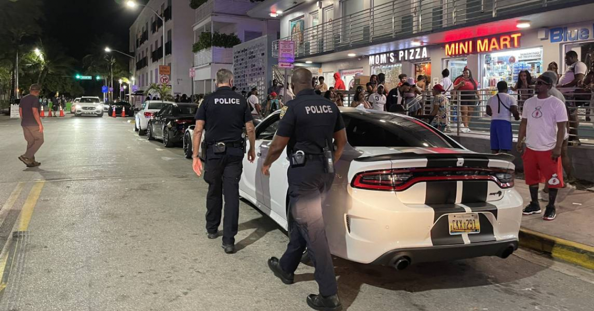 Policía patrullando South Beach © Twitter / @MiamiBeachPD 