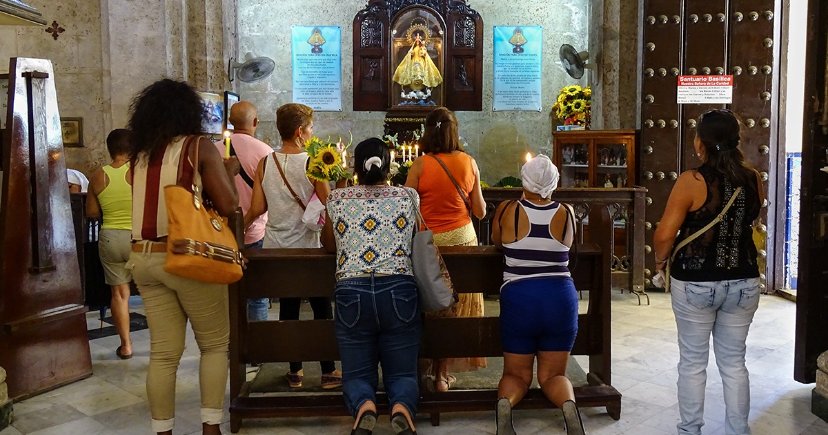Feligreses cubanos frente a la Virgen de la Caridad del Cobre (Imagen referencial) © CiberCuba