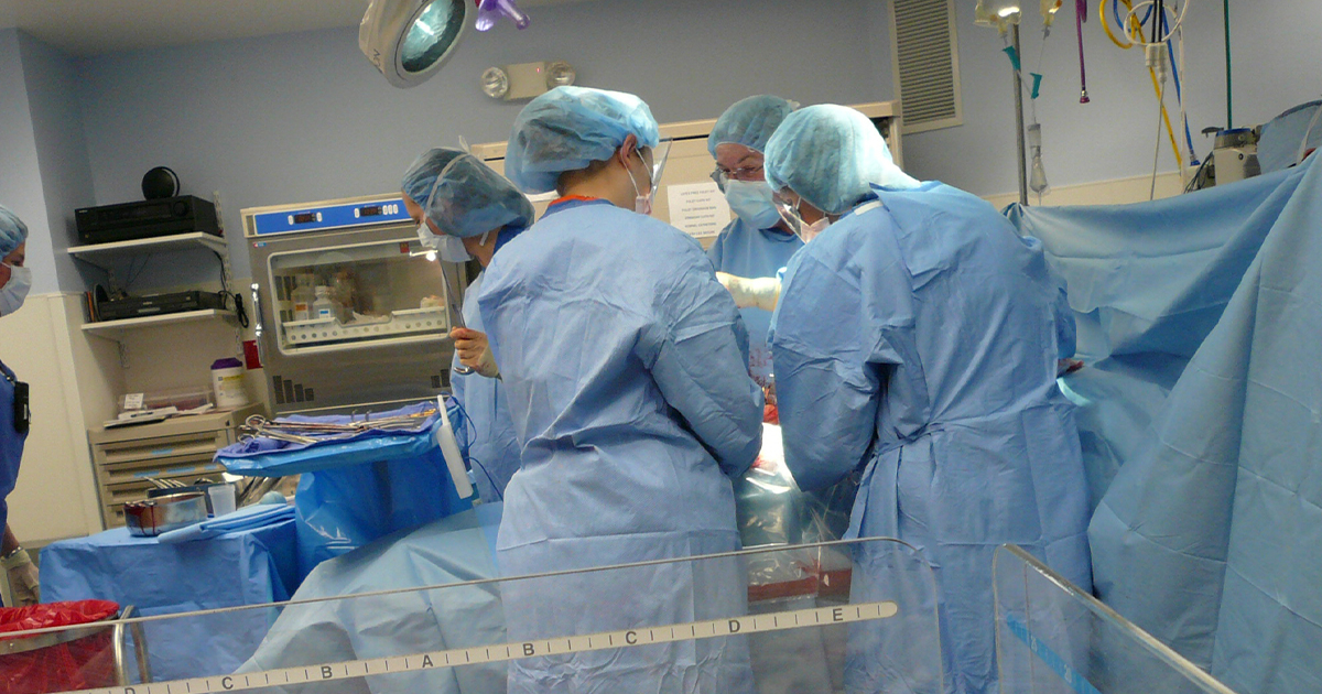Especialistas de la salud asistiendo a un paciente (imagen de referencia) © Flickr/daniel baker