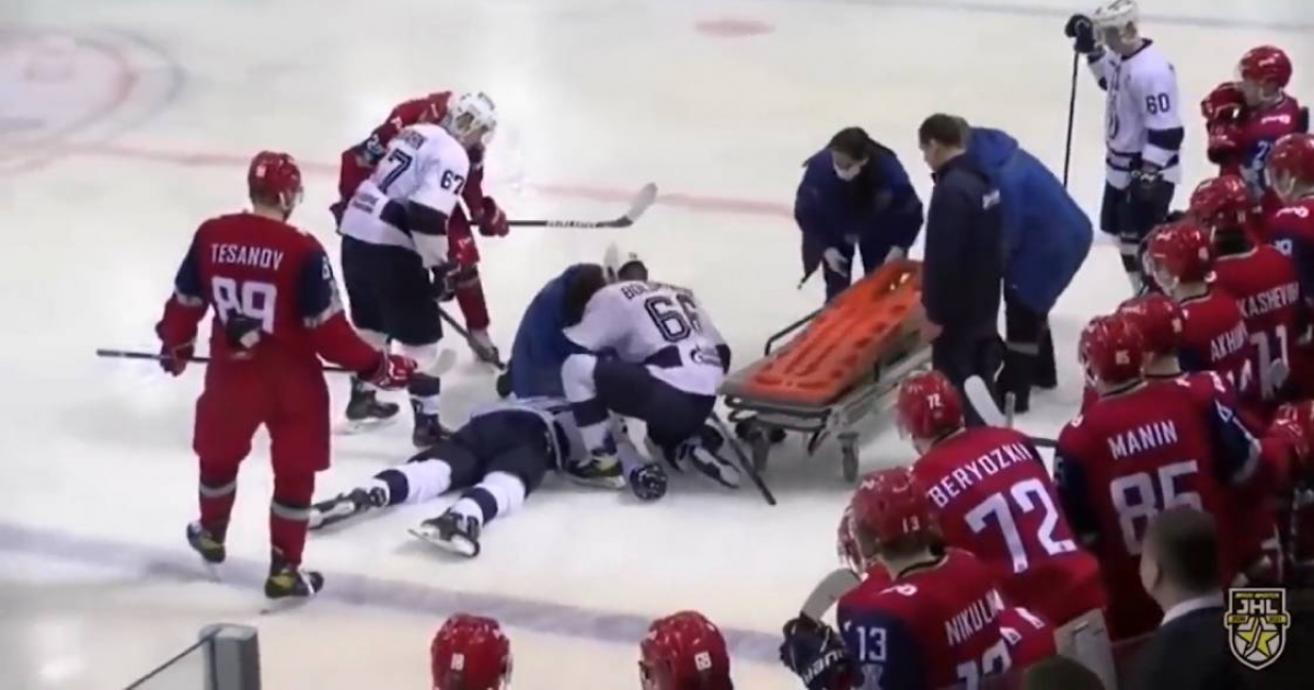 Jugador en el suelo tras el impacto del disco © Captura de imagen en YouTube, Hockey Outsider