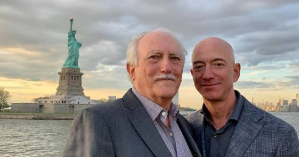 Jeff Bezos y su padre © Instagram Jeff Bezos