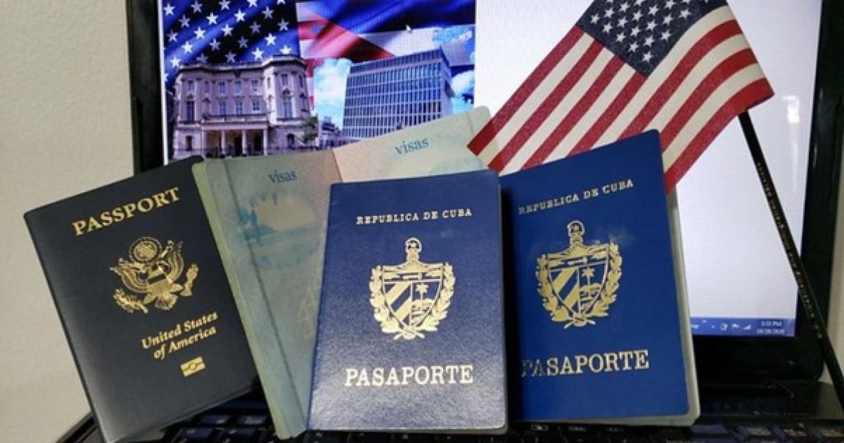 Pasaportes cubanos y estadounidenses © CiberCuba