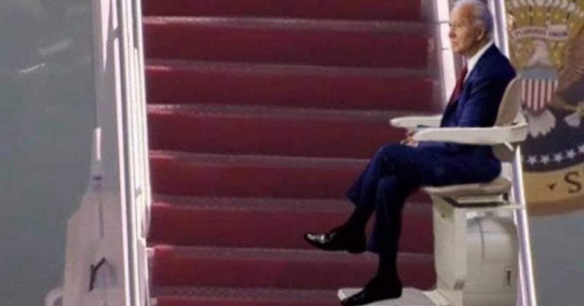 Meme sobre Biden subiendo la escalerilla del avión © Oscar Cury/ Twitter