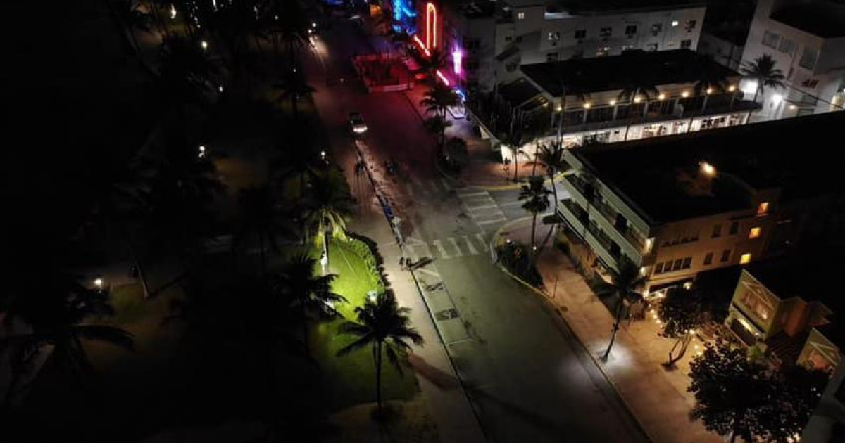 Calle Ocean Drive luego de dispersar a la gente © Facebook / Miami Beach PD