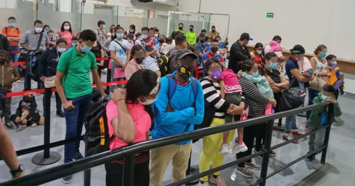 Grupo de migrantes detenidos en el aeropuerto de Monterrey © Twitter / INM