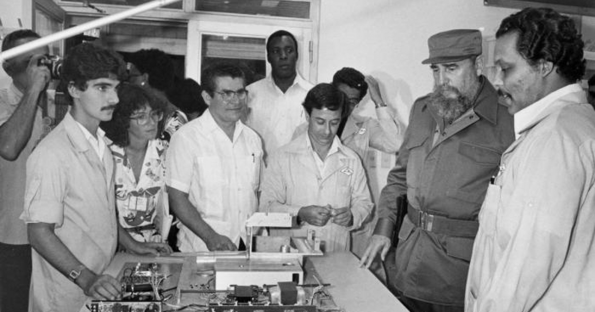 Fidel durante una de sus visitas al Centro de Inmunología Molecular © Jorge Oller / Granma