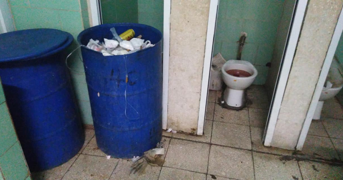 Así está el baño del hospital Vladimir Ilich Lenin, de Holguín © Facebook / Yadianny María Rojas Pupo