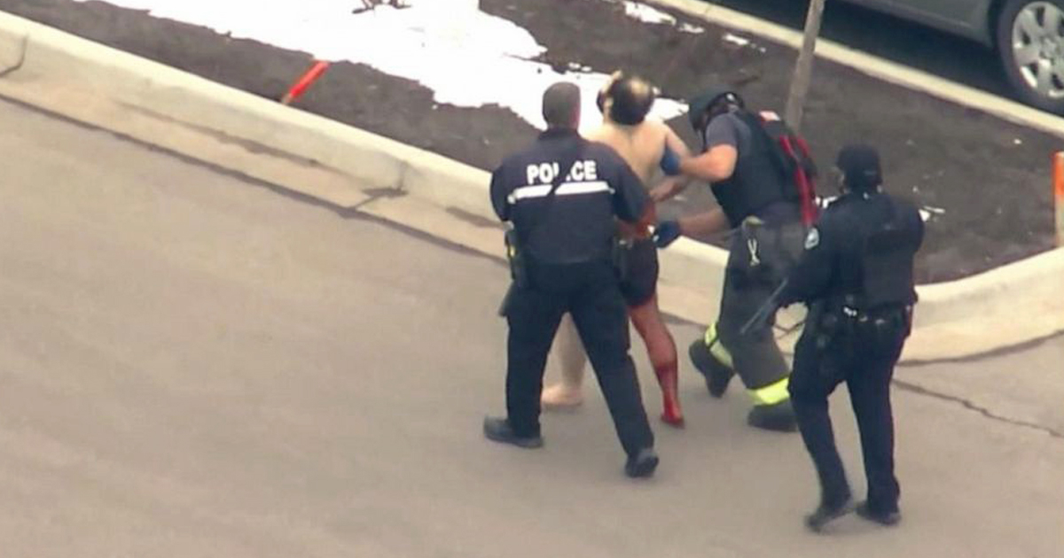 Momento en que la policía detiene al sospechoso del tiroteo © Screenshot ABC News video
