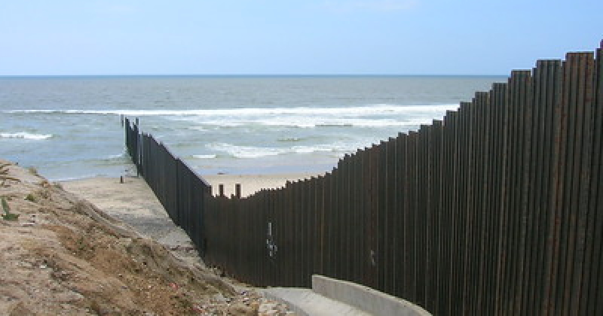 Muro fronterizo entra Mexico y Estados Unidos © Flickr/ Brenda