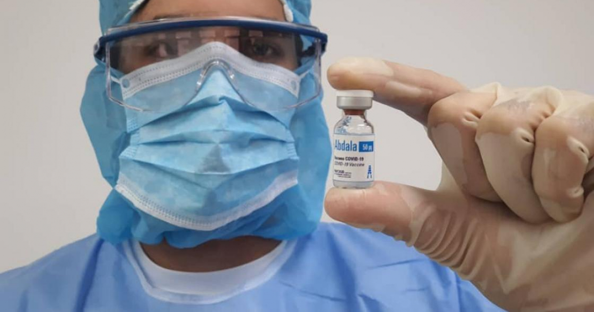Investigador sostiene frasco de vacuna Abdala (Imagen referencial) © BioCubaFarma/ Twitter