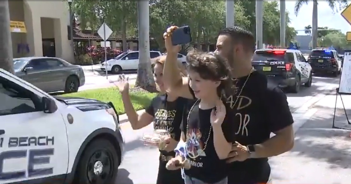 La pequeña Maddie saluda a la caravana de la policía de North Miami Beach © Captura de video / 7News