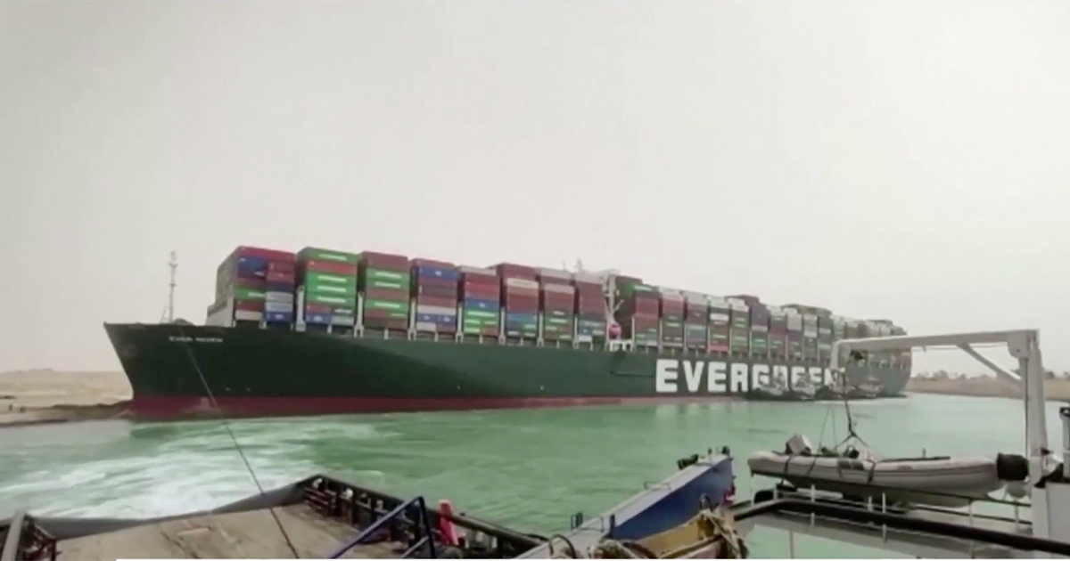 Buque encallado en el canal de Suez © Captura de video / Antena 3