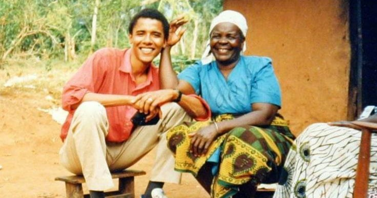 Barack Obama y "Mamá Sarah", su abuela keniana. © Facebook / Barack Obama