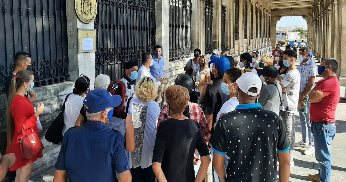 El embajador de España explica a los afectados la situación © Twitter / Embajada de España en Cuba