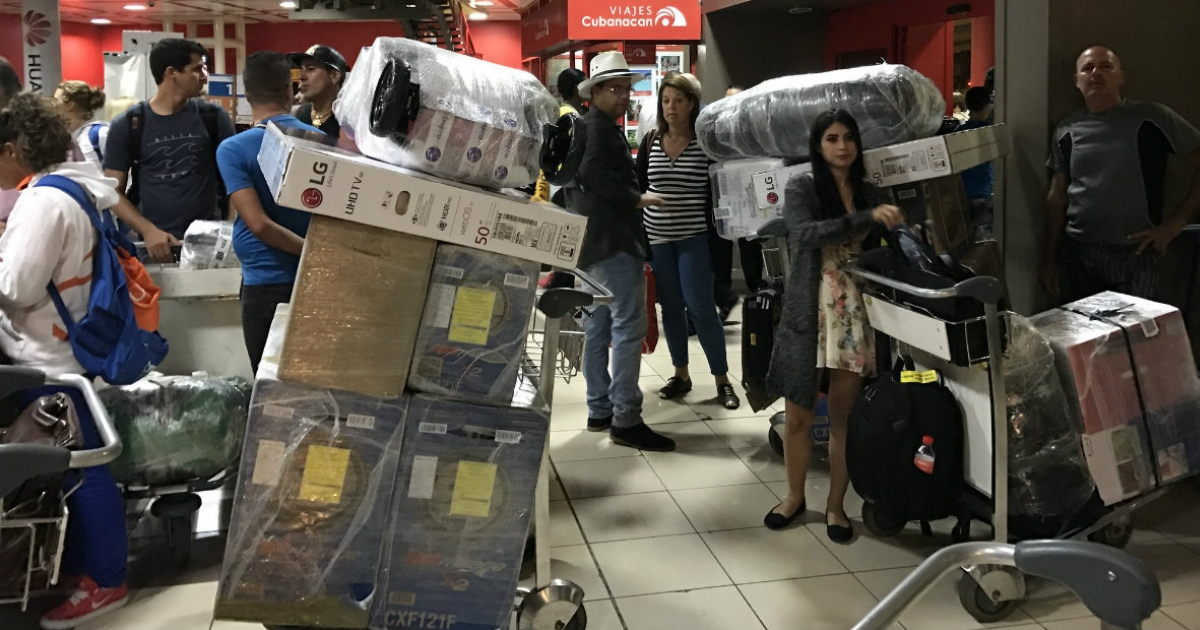 Viajeros arriban cargados de equipajes al aeropuerto de La Habana (Archivo) © CiberCuba 