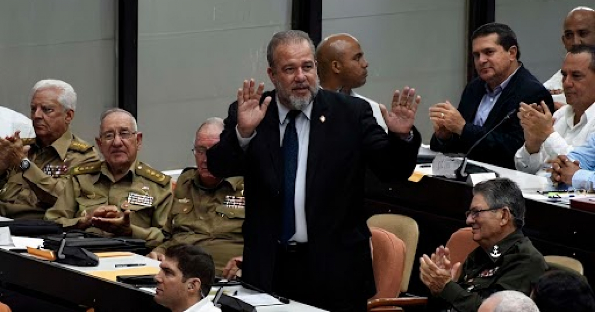 Primer ministro de Cuba, Manuel Marrero Cruz, de pie. © Cubadebate