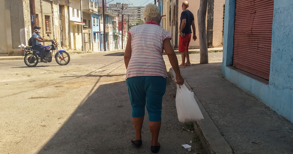 Cubanos caminando por una calle de La Habana (Imagen de referencia) © CiberCuba