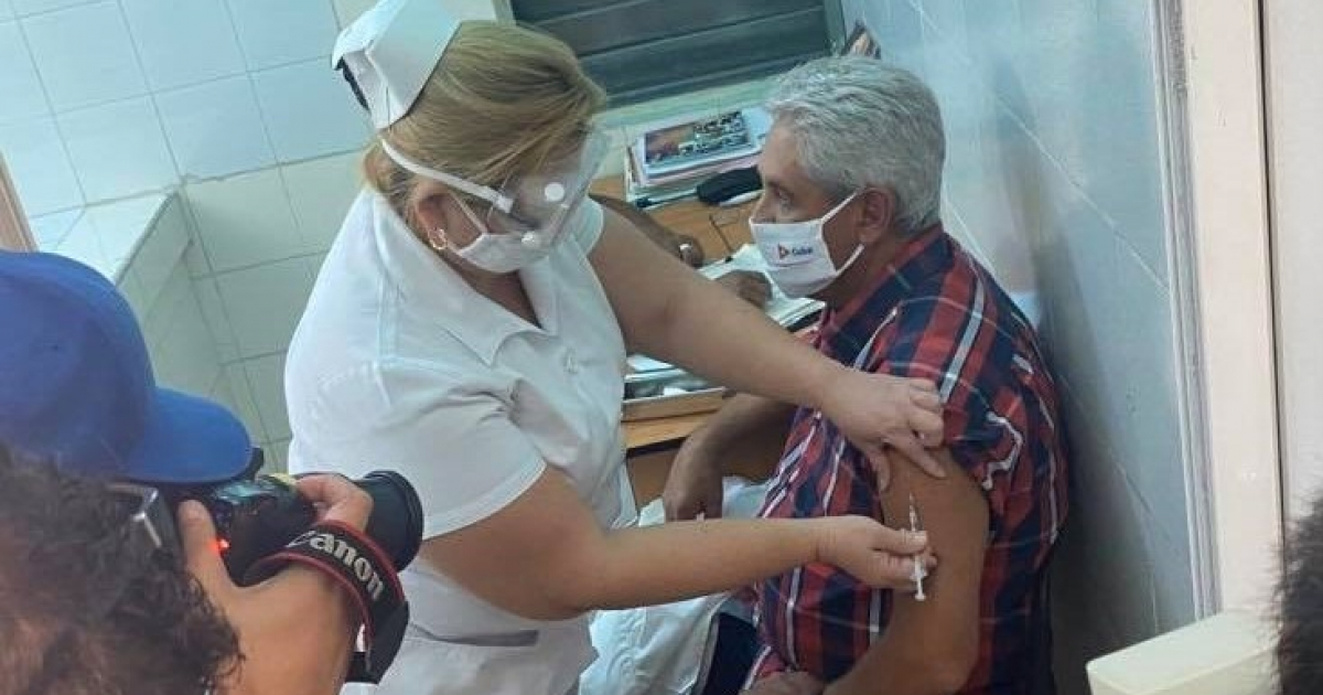 Dr. Francisco Durán García recibe dosis del candidato vacunal Soberana 02 © Cubadebate