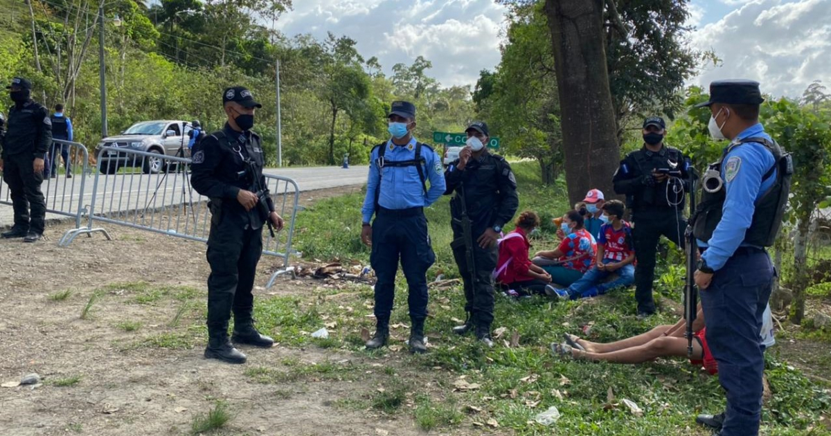 Autoridades junto a migrantes hondureños © Twitter / Noticieros Hoy Mismo