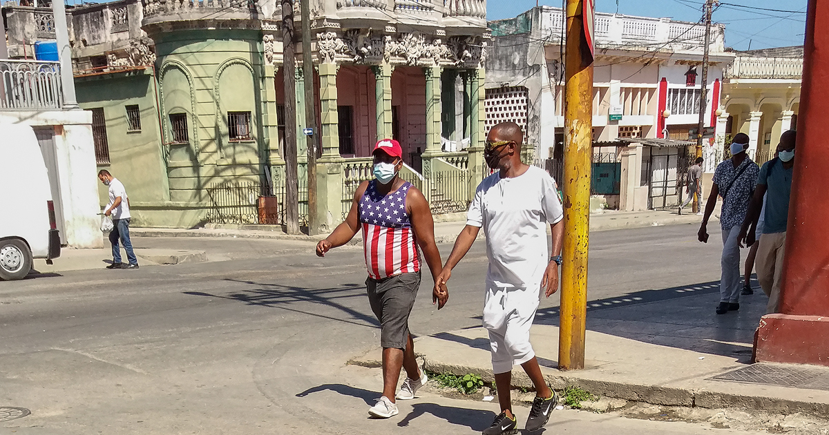 Personas caminando con nasobuco en La Habana © CiberCuba