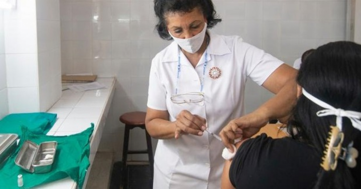 Enfermera cubana vacunando a una paciente (imagen referencial) © ACN