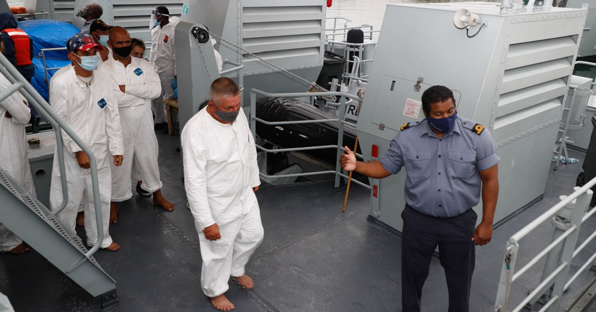 Los balseros fueron entregados a las autoridades de Bahamas © Facebook / Royal Bahamas Defence Force