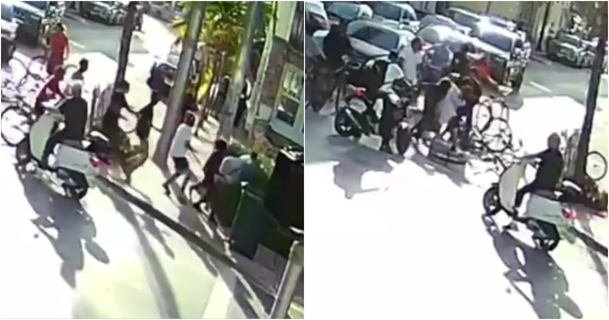 Menores en bicicleta asaltando a golpes a un vecino de Miami Beach © Miami Herald / Captura de pantalla 