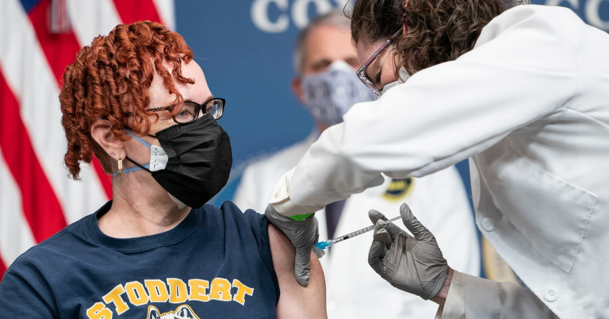  Profesora se vacuna contra el coronavirus en Washington © Flickr / The White House