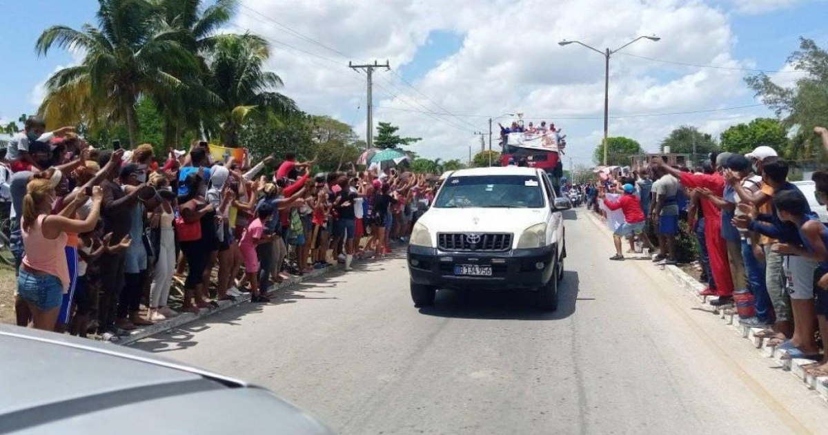 Equipo Granma recorre las calles de la ciudad © Captura de video de Facebook de Radio Bayamo