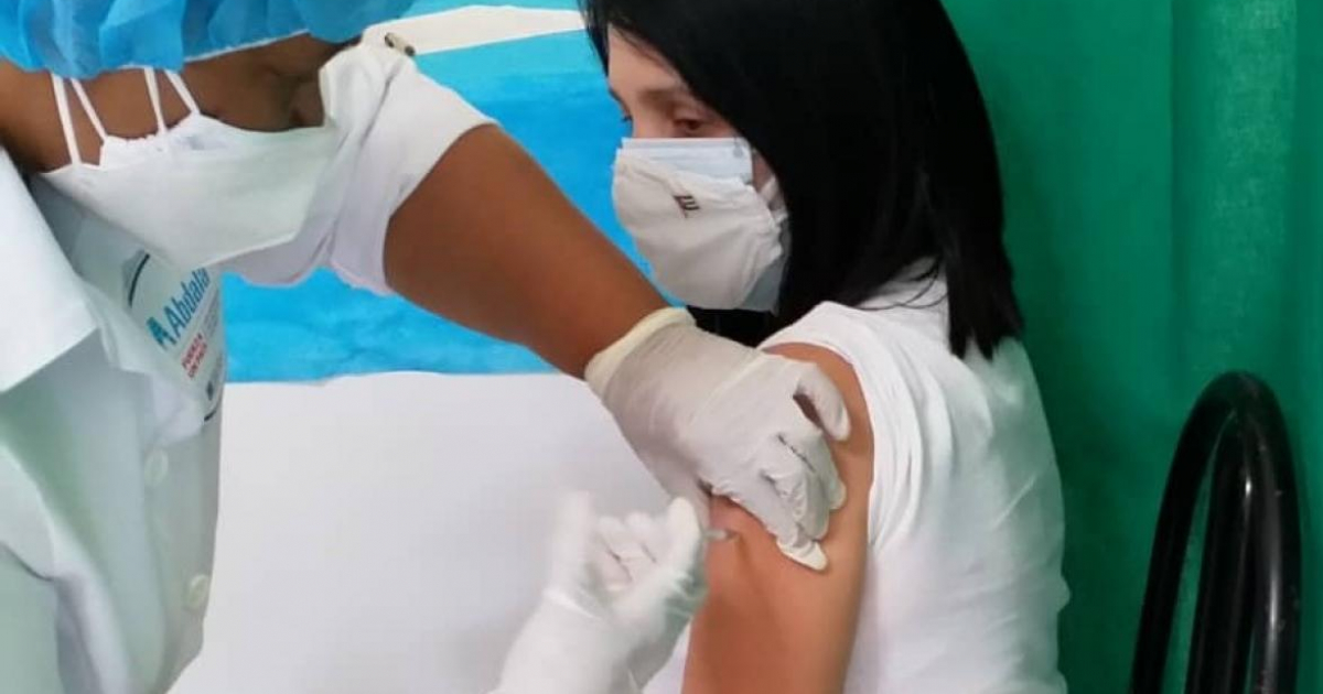 Cubana recibe vacuna Abdala (Imagen referencial) © BioCubaFarma/ Twitter