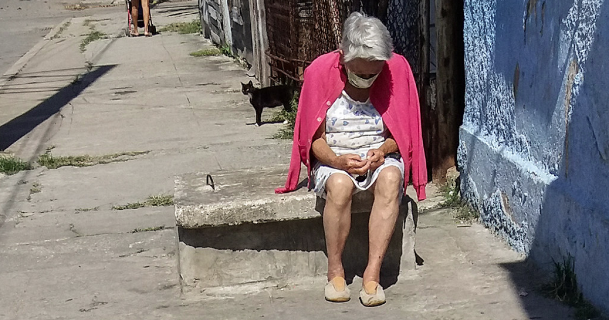 Una anciana en La Habana © CiberCuba