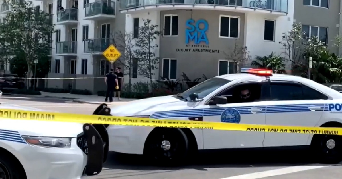Policía de Miami en la escena del crimen. © Captura de video / Local 10 News