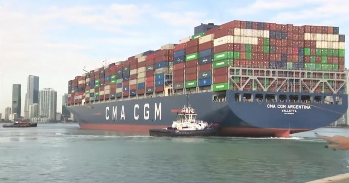Buque de carga CMA CGM Argentina en el Puerto de Miami © Captura de video de YouTube de WPLG Local 10