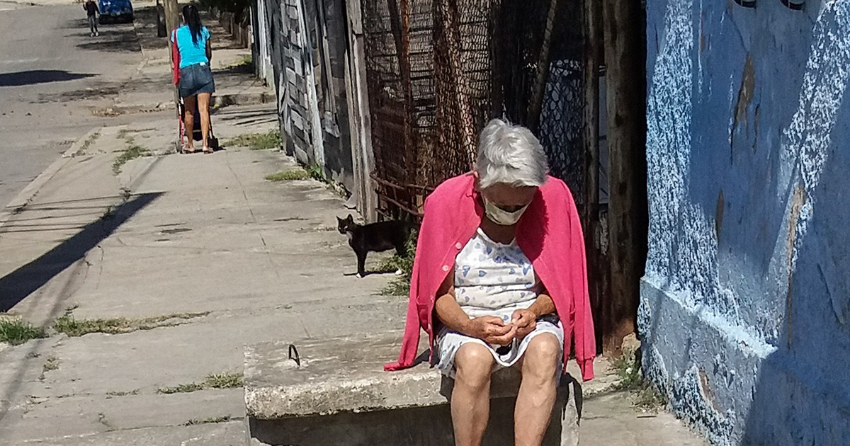 Mujer con nasobuco, en una calle de Cuba. Foto de archivo. © CiberCuba