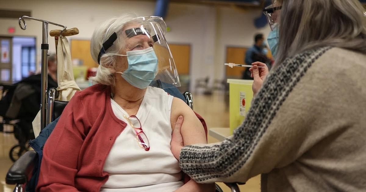 Anciana se vacuna contra el coronavirus en EE.UU. (Imagen referencial) © Alberta Health Services / Twitter