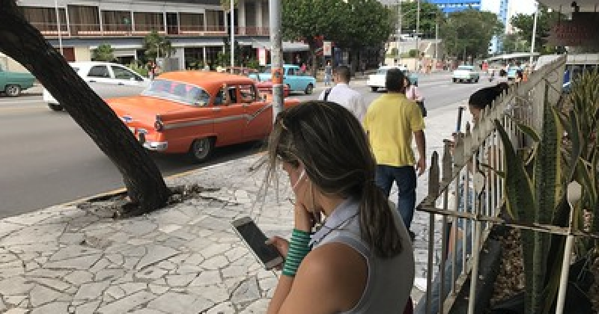 Cubanos conectados Wifi en La Habana, Cuba © CiberCuba