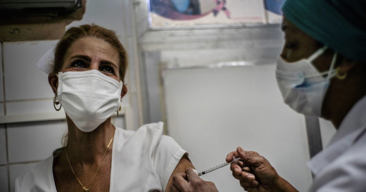Vacunación a trabajadores sanitarios de La Habana (Imagen de referencia) © Tribuna de La Habana