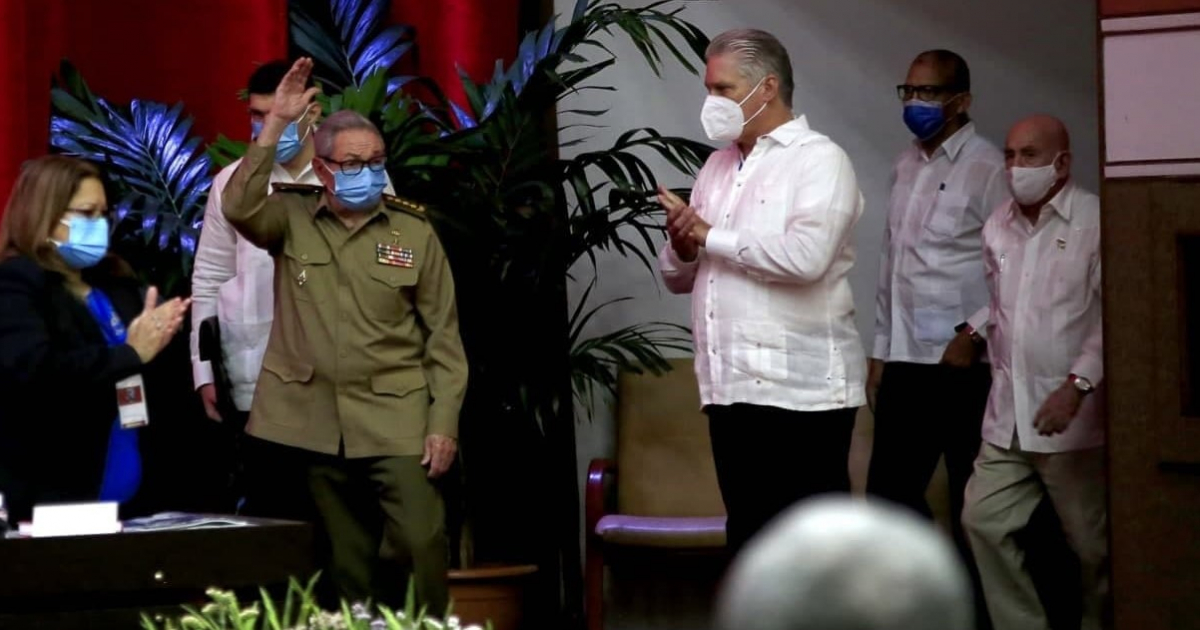 Raúl Castro hace su entrada en el Palacio de las Convenciones © PCC.cu