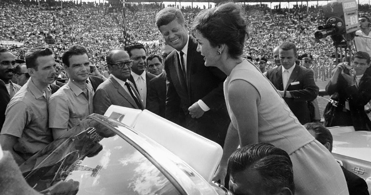 El presidente John F. Kennedy y la primera dama Jacqueline Kennedy con miembros de la Brigada 2506 en el estadio Orange Bowl de Miami, el 29 de diciembre de 1962 © HistoryNet/ Biblioteca Kennedy