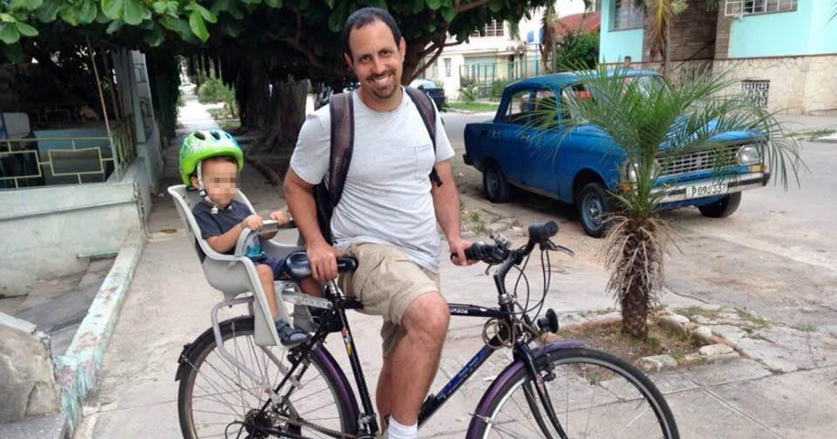 Casanella junto a su hijo en la bicicleta que le confiscó la Seguridad del Estado © Facebook/Oscar Casanella