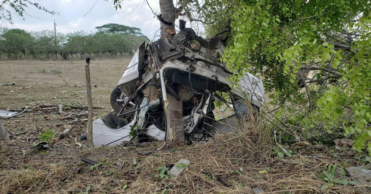 Lada choca contra un árbol en Camagüey © Facebook Accidentes buses y caminones