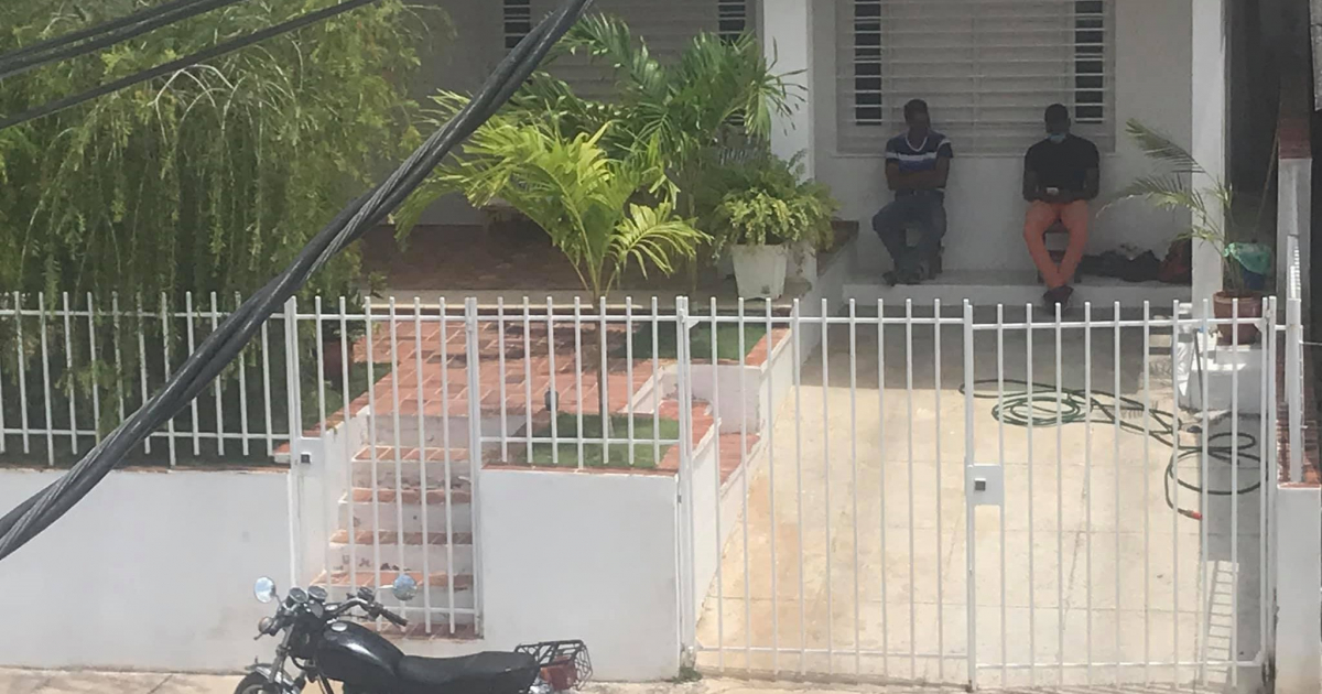 Vigilancia a Oscar Casanella desde el portal de la vivienda de un empresario español, en La Habana © Facebook/Oscar Casanella