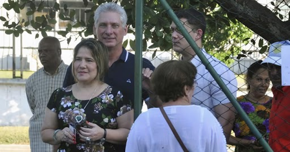 Díaz-Canel y señora en una cola para votar © Presidencia de Cuba