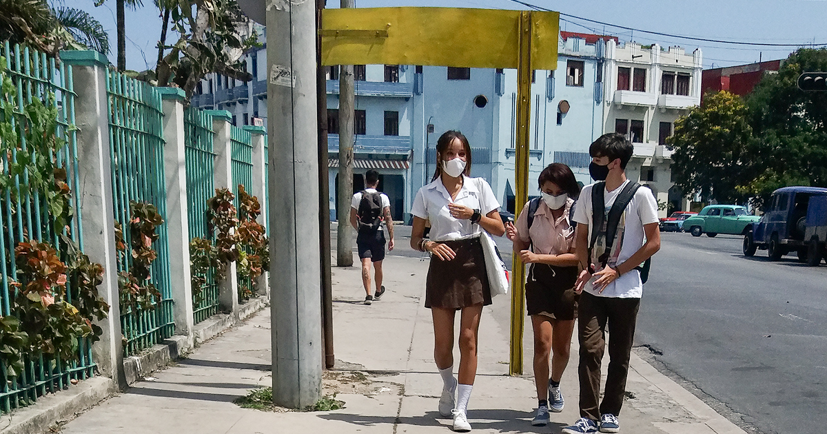 Estudiantes cubanos caminan por La Habana con nasobucos (Imagen de referencia) © CiberCuba